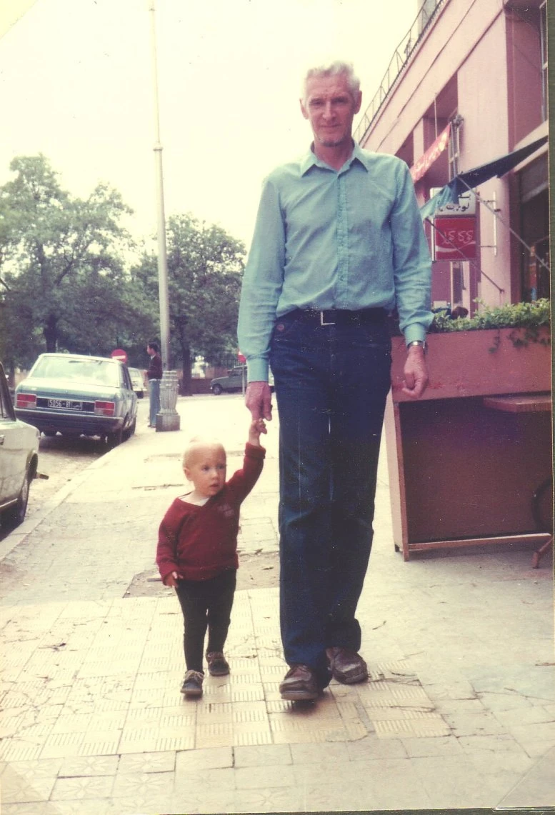 Yves Cordelle tenant la main de son petit-fils Yohann, enfant.