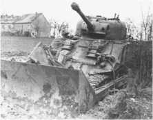 (détails) un tankdozer dans un champ, (détails) Un tankdozer de la SETF récupéré au fond de l'eau vers 1980