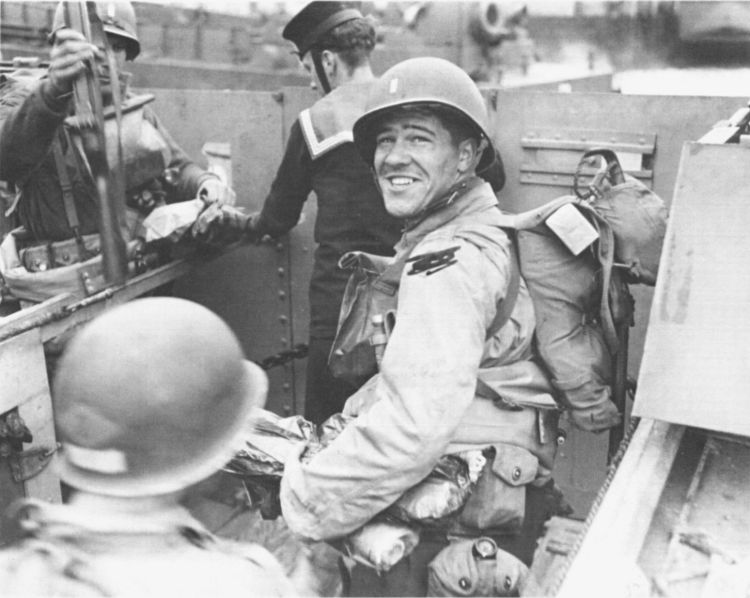 le Lieutenant Edlin de la Compagnie A/2Rgr dans un LCA au cours d'un exercice en Angleterre