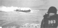(détails) un LCVP touché approche de la plage (Le Ruquet) (détails) Un LCVP vient de se vider, on aperçoit un char sur la plage