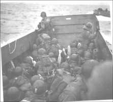 (détails) 3 LCVP débarquant leurs sections, les obstacles sont déjà en grande partie recouverts (Le Ruquet?) (détails) (détails) LCVP de la 2°vague en approche (Le Ruquet