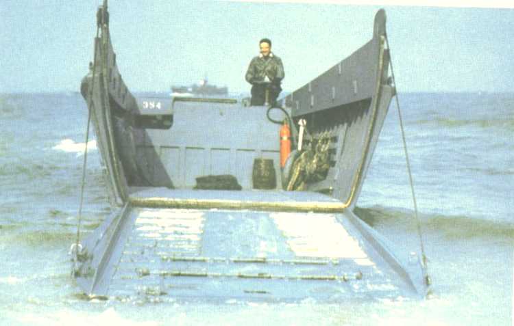 Péniche LCVP, photographiée de l’intérieur vers la rampe avant.
