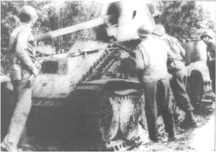 un canon d'assaut allemand "Marder" de 75mm, détruit du côté de Trévières Le bois de Safray