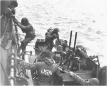 (Detail) Gerhardt besorgt an Bord der USS Zerstörer "Maloy" am Morgen des 6. Juni (Detail) General Gerhardt verlässt die "Maloy", um an Bord einer LCS (Landing Craft Su)