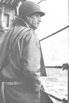 (détails) Le Général Bradley à bord du croiseur USS "Augusta" (détails) A bord du USS "Augusta", le chef de la 1ère Armée, avec l'Amiral Kirk cdt. la Western Task force (