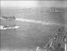 (détails) "Ancon" et "Augusta" au mouillage au large de Vierville (détails) vu du USS "Augusta", un destroyer US, un LCVP, un LCT, le "Ancon" au loin (détails) navire Tél