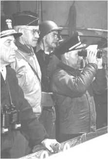 (détails) A bord du USS "Augusta", le chef de la 1ère Armée, avec l'Amiral Kirk cdt. la Western Task force (détails) A bord du USS "Augusta", le chef de la 1ère Armée, av