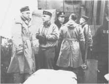 (détails) A bord du USS "Augusta", le chef de la 1ère Armée, avec l'Amiral Kirk cdt. la Western Task force (détails) A bord du USS "Augusta", le chef de la 1ère Armée, av