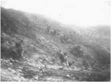 GI grimpant dans la falaise d'Omaha Beach (extrait d'un film