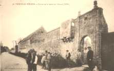 (details) the farm of the Ormel after its fire on June 7 (details) Portail d'entrance à l'Ormel