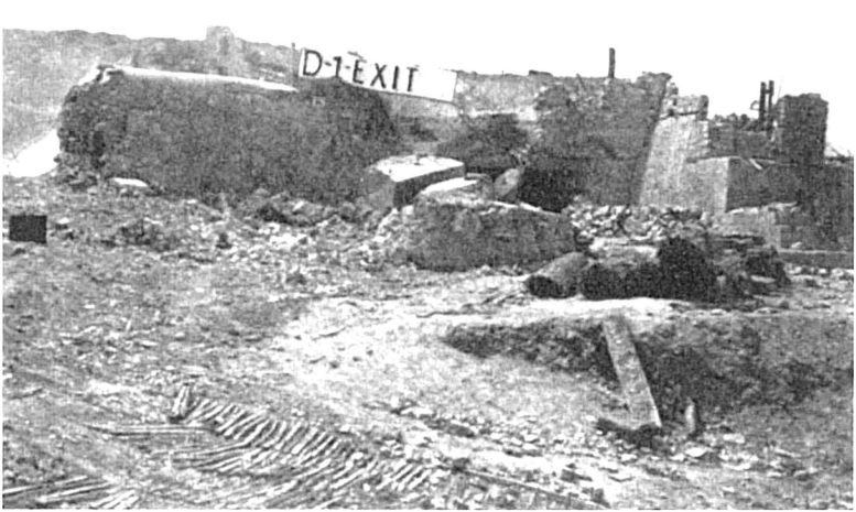 Le bunker principal de Vierville le 7 juin, montrant les débris éclatés du mur antichar