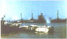 Le LCT 2273 avarié et qui va couler, cassé en deux, au large d'Omaha Beach. Il aurait dû débarquer à 6h40 2 chars Sherman Standard et le Tankdozer de soutien du GapTeam N