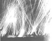 (détails) La DCA des navires en action la nuit contre les incursions de bombardiers allemands (des porteurs de bombes guidées, systématiquement brouillées par les América