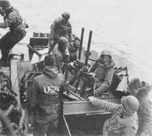 (Detail) Gerhardt besorgt an Bord der USS Zerstörer "Maloy" am Morgen des 6. Juni (Detail) General Gerhardt verlässt die "Maloy", um an Bord einer LCS (Landing Craft Su)