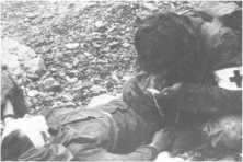 Lt Jack Shea : " Les morts et les mourants avaient été collectés sur la plage et dans la falaise, puis rassemblés sur la route côtière. Le personnel médical n'avait que p