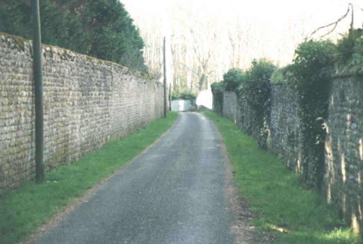 Au bout de ce chemin, une meurtrière percée dans le vieux mur