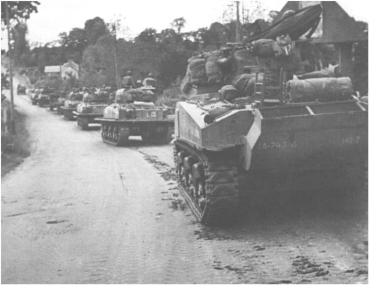 Les mouvements du 7 juin une file de chars du 743ème Bataillon le 7 juin, probablement sur la route de Vierville à Grandcamp. Le dernier char est un Sherman sta