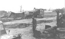 (détails) Une chapelle provisoire sur la plage. L'officier devant est le Lieutenant Itzel du 147ème Bataillon du génie de plage (6ème Brigade Spéciale du génie) (détails)