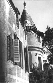 der Eckturm, der wahrscheinlich am Morgen des 6. Juni um 0600 von einer 127-mm-Schale der "Texas" beschädigt wurde. Die Granate ging durch das Dach.
