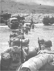 (détails) Le 18ème RI arrive à terre (détails) On voit les colonnes de soldats montant le coteau à l'est du Ruquet, dans le WN64 (détails)