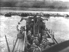 Les LCI(L)-490 et LCI(L)-496 approchent de Easy Red, avec des troupes du 18ème RI, en fin de matinée le 6 Juin 1944. Photographe : Herman Wall. Ils sont non loin de E3, m