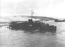 (détails) Le LCI(L)-553 débarque des troupes du II/115 sur Easy Red, lors de l'assaut initial du "Jour-J", 6 Juin 1944. Ce LCI(L) sera immobilisé lors de cette action. (d