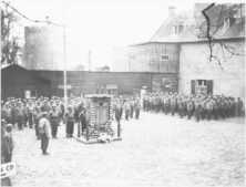 (Details) nahm die Waffen auf der Burg von Englesqueville, bei der Einweihung des Denkmals für die Toten des 147. Bataillons der Ingenieure, die dort eingesperrt war und die verantwortlich war für
