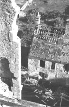 le presbytère au toit crevé, vu du clocher de l'église (détails) Les ruines de l'école