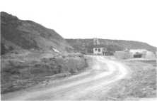 (détails) Le pied de la descente, à droite le bunker qui a remplacé l'hotel Le Gallois, au fond les villas Cusinberche et Mary.