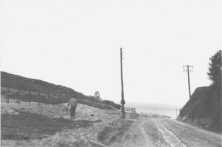 (détails) Au pied de la descente de Vierville avec le dock en béton, vestige des quais flottants (ce dock servait à relier entre elles les plate-formes autoélévatrices Lo