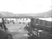 (détails) Des troupes dans un LCVP approchant d'Omaha Beach le "Jour-J", 6 Juin 1944. Soldats du 18ème RI sur un LCVP