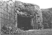 Une carte postale montrant l'emplacement du WN62 le batiment de gauche est celui du PC et de la cuisine. (détails) Une casemate non identifiée (détails) La casemate haute