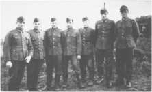 (détails) Gockel au milieu de ses camarades (détails) Soldats près d'une mitrailleuse au WN62