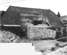 Le bunker bétonné du canon PAK de 50mm, face arrière (détails) Le central téléphonique du Génie installé derrière la casemate (détails) L'arrière de la casemate du WN65 (