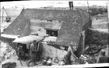 Le bunker bétonné du canon PAK de 50mm, face arrière (détails) Le central téléphonique du Génie installé derrière la casemate (détails) L'arrière de la casemate du WN65 (