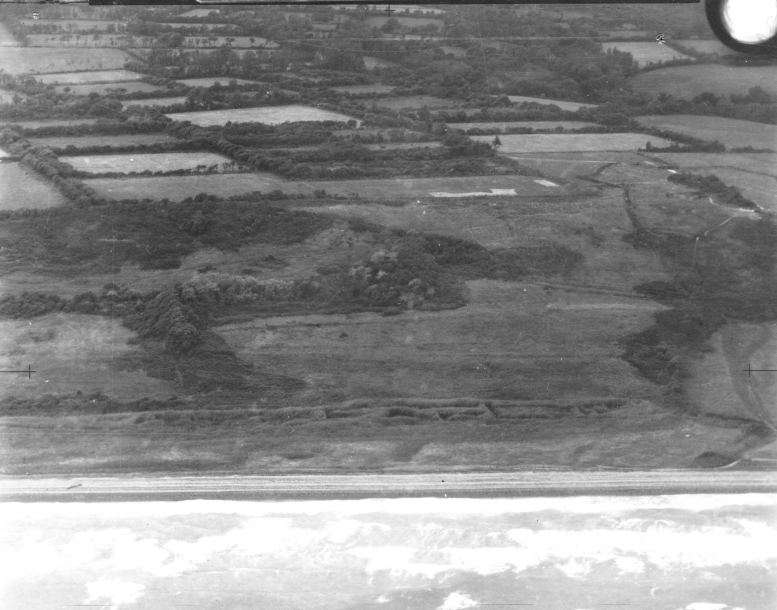 Série de photoscavalières de la plage, prises le 30 juin 1943, alors que les Allemands avaient commencé à dé truire les villas de la plage vers Colleville, depu