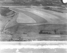 Série de 6 photos cavalières prises le 30 juin 1943, alors que les Allemands avaient commencé à détruire les villas de la plage. Vers Le Ruquet en venant de l'Ouest . (dé