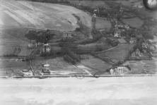 2 Bilder, aufgenommen am 30. Juni 1943, während die Deutschen begonnen hatten, die Villen des Strandes zu zerstören (Details) Les Moulins Est, unten, Foto informiert (freigestellt)