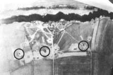 (détails) Les 2 modèles de radars, le Würzburg-Riese (Luftwaffe, la parabole de gauche) et le Freya (Kriegsmarine, les antennes de droite) (détails) la station photograph