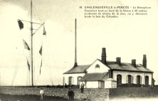(détails) L'ancien sémaphore, modèle Depillion, encore en service en 1937, armé par 2 officiers mariniers de la Marine Nationale, logés sur place avec leur famille. L'ens