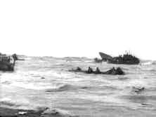 Au fond à droite l'épave d'un LCT