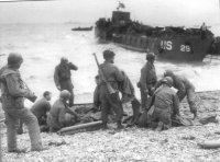 (détails) Des soldats apportent une première aide aux survivants d'une barge de débarquement coulée, le "Jour-J", 6 Juin 1944. En second plan les LCT 29 et 30 A l'horizon