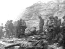 Un poste de secours est installé, abrité sous la falaise, où des GI blessés ou choqués sont soignés (détails) Des hommes blessés du 3rd Battalion, 16th Infantry Regiment,