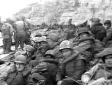 Un poste de secours est installé, abrité sous la falaise, où des GI blessés ou choqués sont soignés (détails) Des hommes blessés du 3rd Battalion, 16th Infantry Regiment,