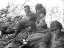 Un poste de secours est installé, abrité sous la falaise, où des GI blessés ou choqués sont soignés (détails) Des hommes blessés du 3rd Battalion, 16th Infantry Regiment,