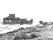 Le LCT 30 aborde avec des sapeurs du Génie