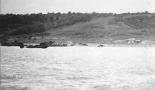 Around noon, June 6 (or 7??), in front of the WN61, we see the WN61 bunker and at least 2 tanks. A LCT is sunk, a LCI is stranded on the strike with a loaded Rhino 