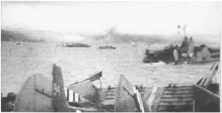 (détails) Un LCT Mk6 (le LCT 30?) au large d'Omaha Beach, passe devant un autre LCT qui transporte des avions d'observation L5 "Piper Cub" chargés avec ailes repliées (dé
