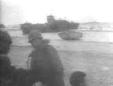 Dans l'après-midi la mer se retire lentement (elle est basse vers18h00), laissant de nombreuses épaves de navires immobilisés par l'artillerie et de nombreux morts apport