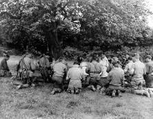 (détails) Cérémonie religieuse (détals) Le cimetière à ses débuts, 10 août 1944